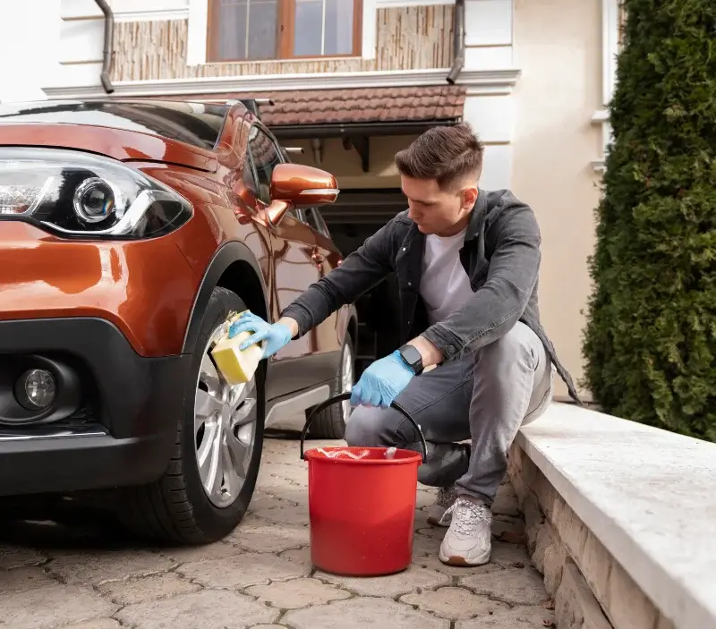 Lavage auto à domicile Saint-Merd-de-Lapleau : professionnel intervenant sur un véhicule